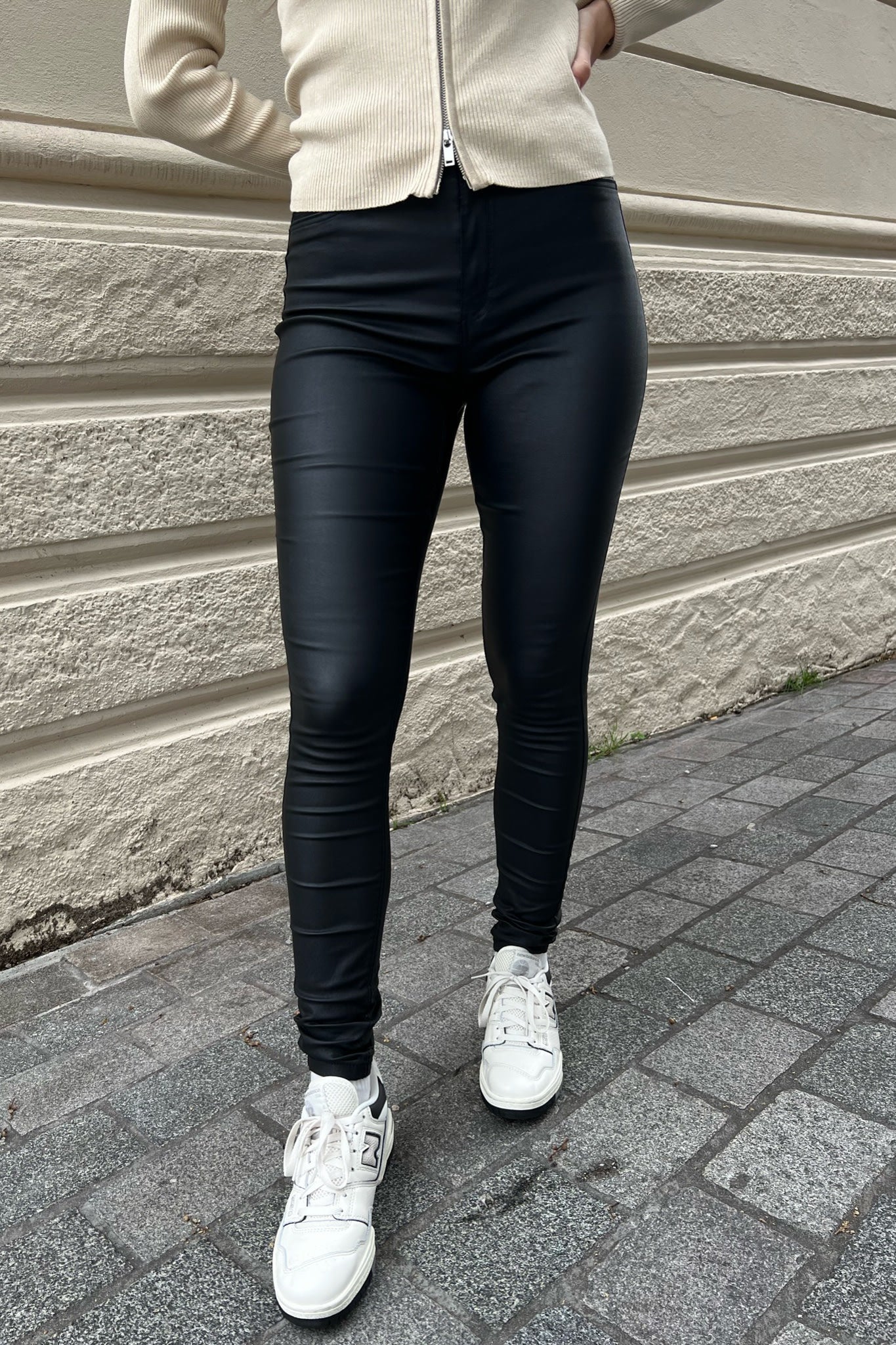 NMCallie Shape HW Skinny Coated Pants - Black - Image 3
