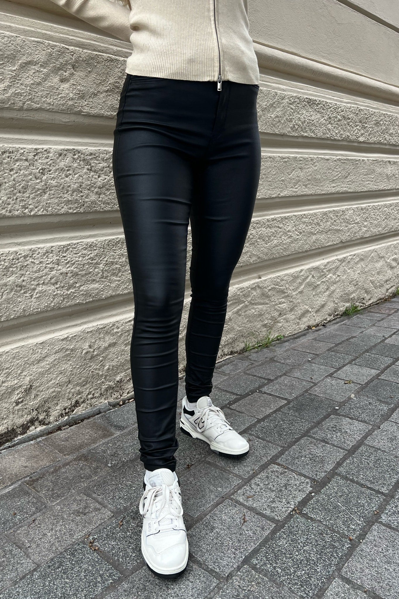 NMCallie Shape HW Skinny Coated Pants - Black - Image 5