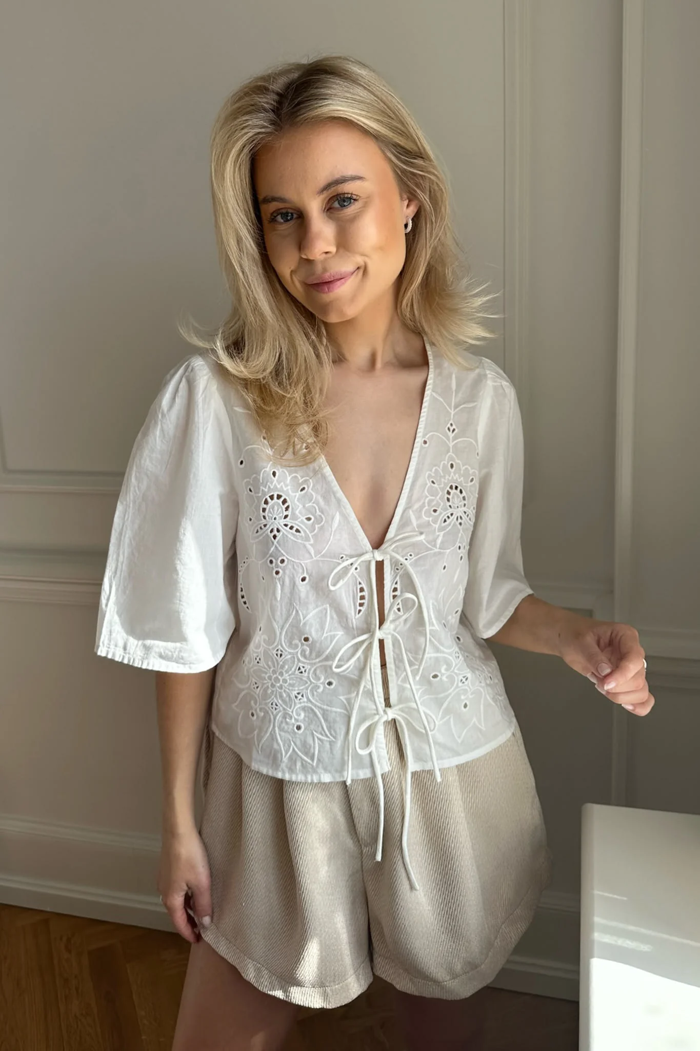 VMElena 2/4 Embroidery Short Top - Snow White - Image 2
