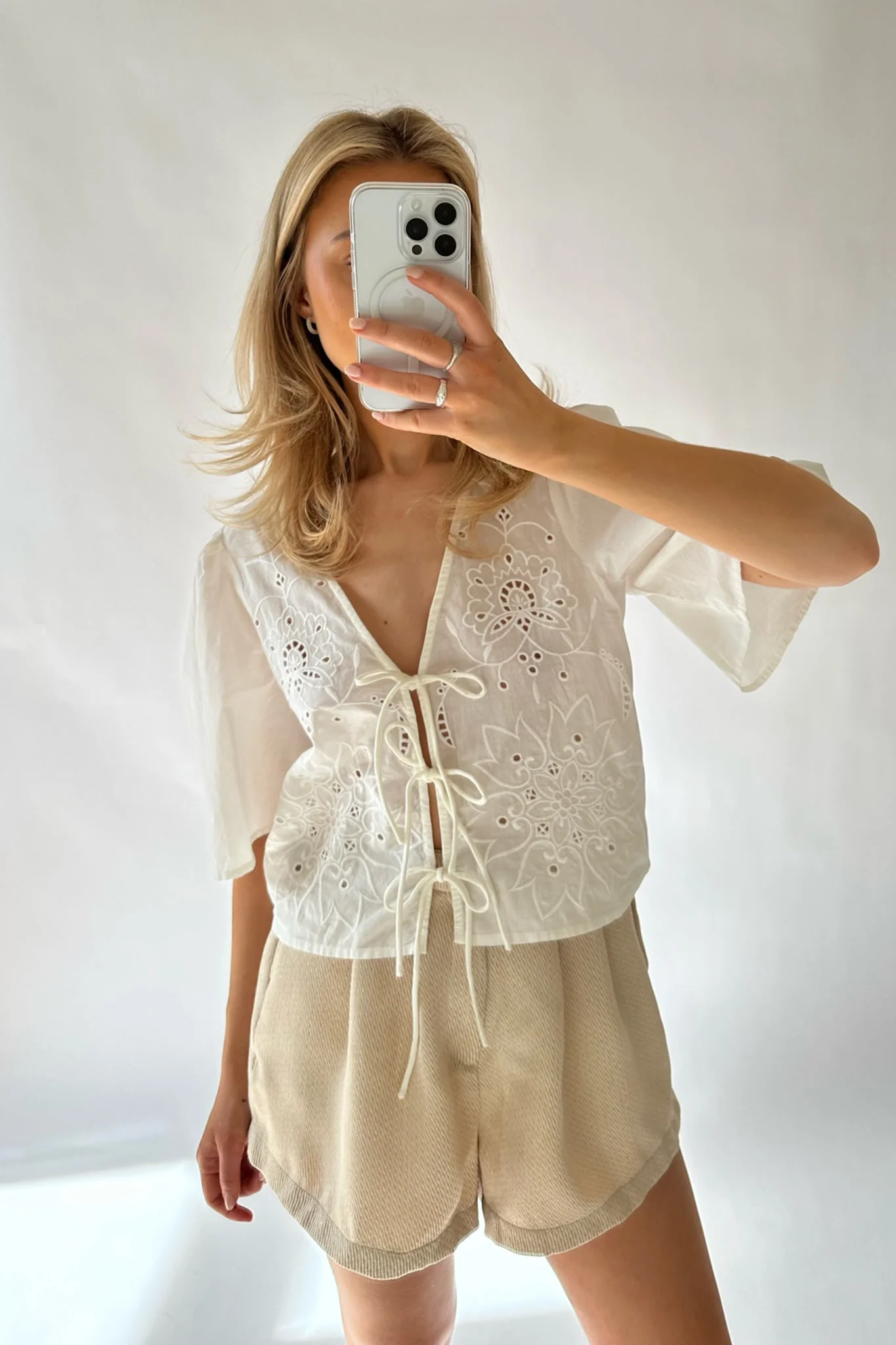 VMElena 2/4 Embroidery Short Top - Snow White - Image 3