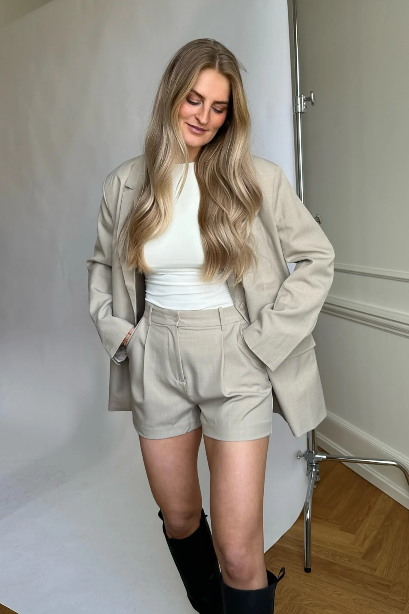 VMMathilde HW Mini Shorts - Semolina - Image 4