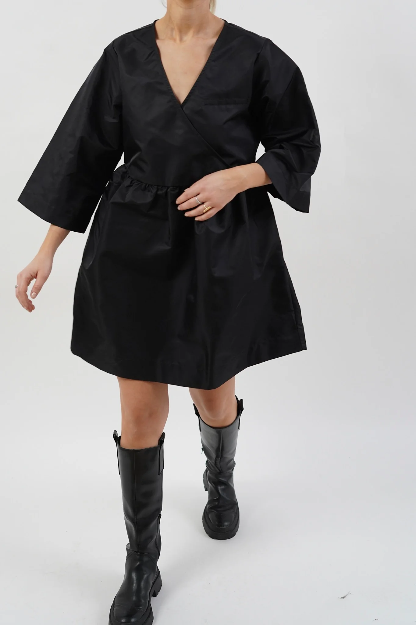 SNNeco 2/4 Wrap Dress - Black - Image 4