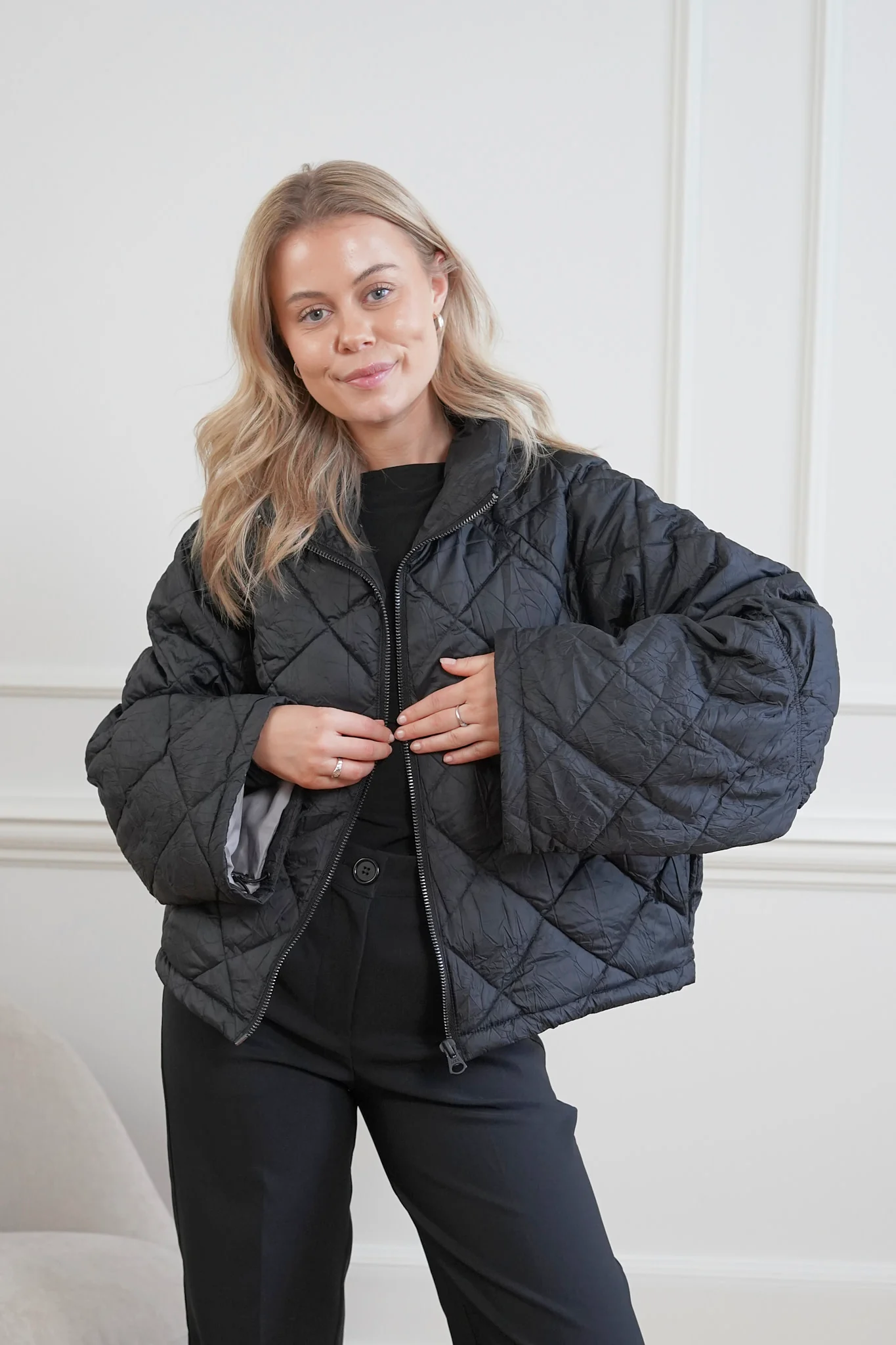 JXUma Short Quilted Jacket - Black - Image 2